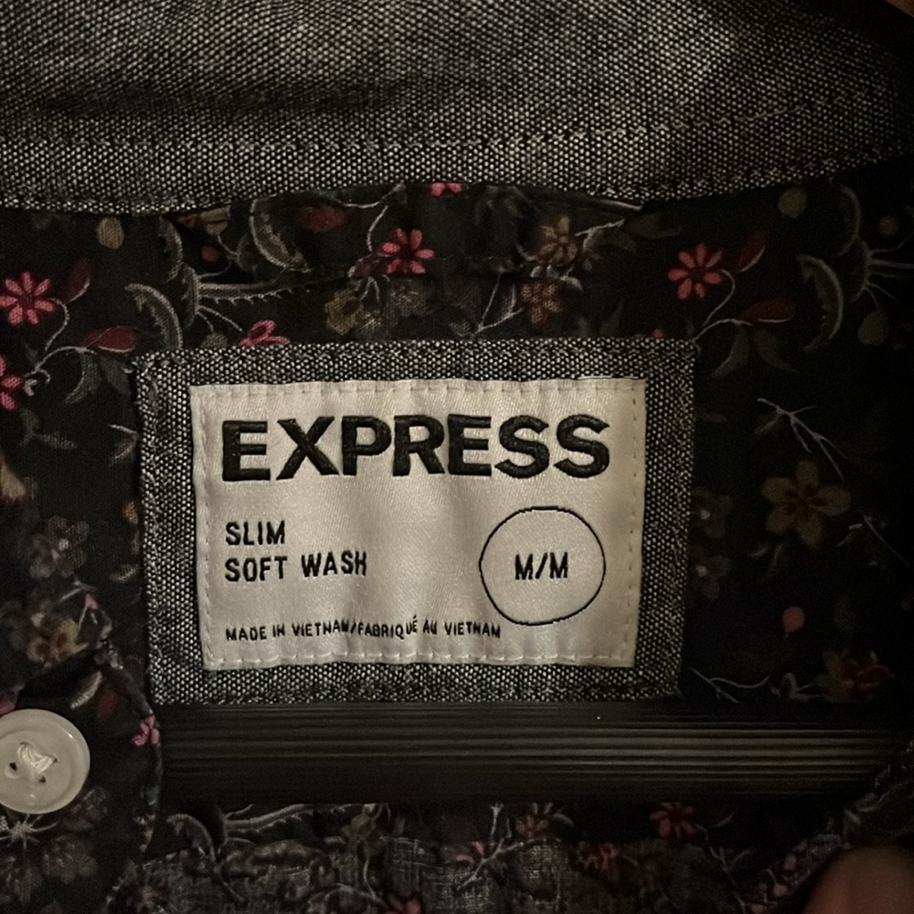 Express - M - Slim Soft Wash Floral Long Sleeve Button Down - Picture 5 of 9